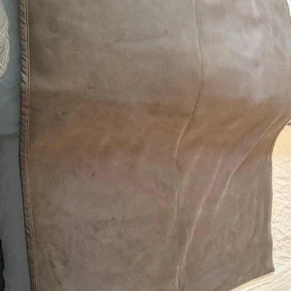 Pottery Barn Luxurious Faux Fur Throw - Rich Brown and Cream - Picture 2 of 5